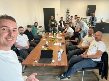 Petite réunion technique avec nos équipes 👷♂️👷♀️
Motivation au rendez-vous pour une rentrée pleine de projets ! 🔒