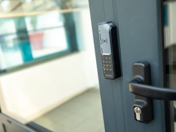 🔐 Gérez les accès de vos bâtiments depuis votre téléphone.
Avec le contrôle d'accès connecté GSM que nous installons, fini les clés perdues et les serrures...